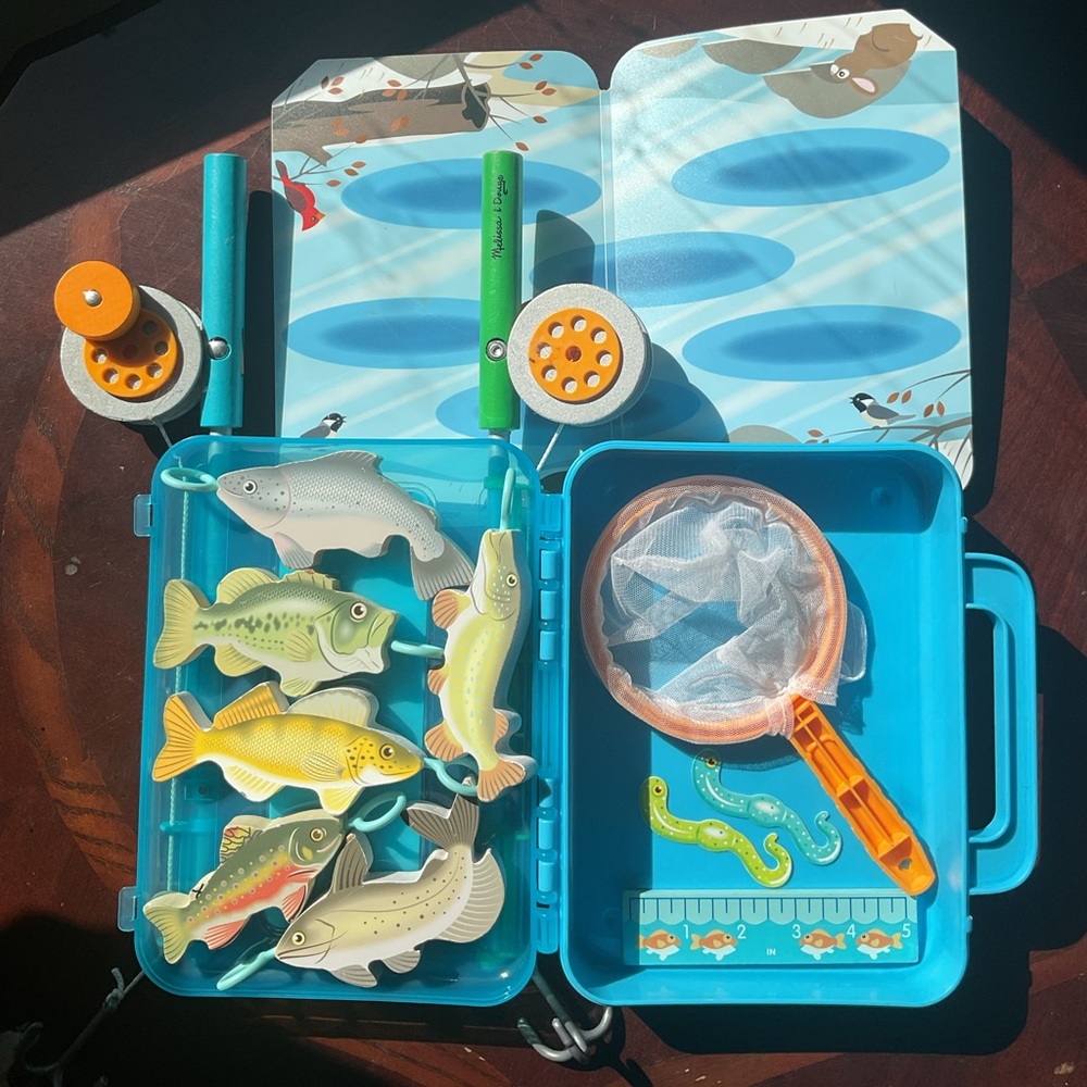 Melissa&Doug Fishing Set: 2 fishing rods, 6 fish 2 lures mat landing net ruler